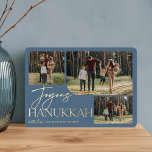 フェスティバル挨拶 | Joyous Hanukkah 3フォトコラージュ 箔シーズンカード<br><div class="desc">私たちのフェスティバルとエレガントハヌカーのカードデザインは、丸いコラージュのレイアウトでお気に入りのあなたの家族の写真の3つを表示するのに最適な方法である。デザインは金ゴールドフォイルタイポグラフィと手書文字の「ジョイ輝く・ハヌカー」を備え、あなたの家族の名前を石板の青い背景に。カードは白い星模様に逆向き。</div>