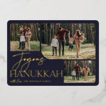 フェスティバル挨拶 | Joyous Hanukkah 3フォトコラージュ 箔シーズンカード<br><div class="desc">私たちのフェスティバルとエレガントハヌカーのカードデザインは、丸いコラージュのレイアウトでお気に入りのあなたの家族の写真の3つを表示するのに最適な方法である。デザインは金ゴールドフォイルタイポグラフィと手書き輝くの「ジョイ・ハヌカー」を備え、ミッドナイト・ブルーの背景にあなたの家族の名前を付けている。カードは白い星模様に逆向き。</div>