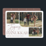 フェスティバル挨拶 | Joyous Hanukkah 3写真 シーズンカード<br><div class="desc">私たちのフェスティバルとエレガントハヌカーのカードデザインはあなたの家族の写真の3つを表示する完璧なお気に入りの方法である。水平または景観志向のデザインは、ニュートラル・アース・トーンのテラコッタタイポグラフィと手書き文字のスクリプトで「ジョイ・ハヌカー」を特徴とし、その下に白い背景に家族の名前を付ける。</div>