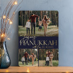 フェスティバル挨拶 | Joyous Hanukkah 3写真 箔シーズンカード<br><div class="desc">私たちのフェスティバルとエレガントハヌカーのカードデザインは、あなたの家族の写真の3つを表示する完璧な方法であるお気に入りの – 水平/風景と2つの正方形。デザインは金ゴールドフォイルタイポグラフィと手書き輝くの「ジョイHanukkah」を特徴とし、あなたの家族の名前と。カードは白い星模様に逆向き。</div>