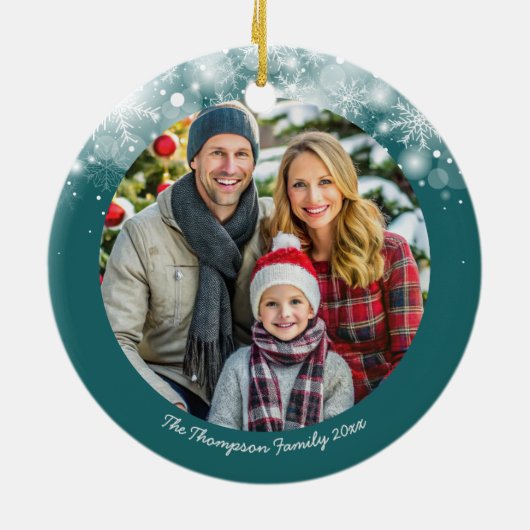 フェスティバル猫とギフトボックスダークグリーンのクリスマスフォト セラミックオーナメント (裏面)