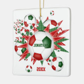 フェスティバル赤い緑のサッカーボールを吹き飛ばす男の子たち セラミックオーナメント (左)