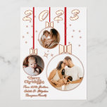 フェスティバル赤白初めてのクリスマス3 Photo Collage 箔シーズンカード<br><div class="desc">この美しいクリスマスグリーティングカードと3枚の写真コラエレガントージで、愛する人にメリークリスマスを願う。Zazzleインターフェースを使用して、名前、メッセージ、写真を簡単にパーソナライズす頭が切れるる。私たちの店でより多くのクリスマスアイテムを探す。</div>