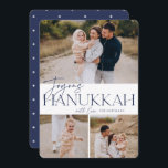 フェスティバル | 3写真Hanukkah シーズンカード<br><div class="desc">私たちのフェスティバルとエレガントハヌカーのカードデザインはあなたの家族の写真の3つを表示する完璧なお気に入りの方法である。デザインはネイビーエレガントブルーセリフタイポグラフィと手書き文字の文字で家族の名前を付けた「Joyous Hanukkah」を特集。カードは白い星模様に逆向き。</div>