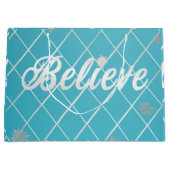 フェスティブブルーとシルバーの「ビリーブ」ホリデー ラージペーパーバッグ (正面)