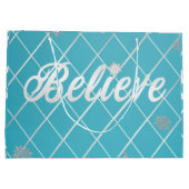 フェスティブブルーとシルバーの「ビリーブ」ホリデー ラージペーパーバッグ (裏面)