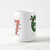 フェスティブ67 - 明るいクリスマスの数字デザイン コーヒーマグカップ (中央)