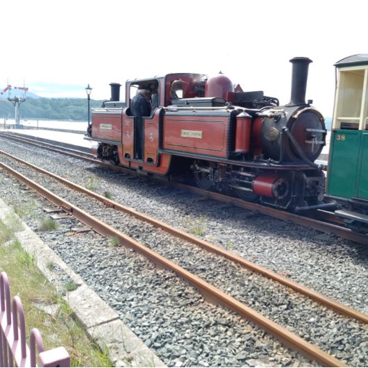 フェステニオグ鉄道とウェールズ交通のキーリング キーホルダー