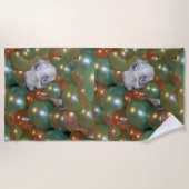 フェストポップ・アートの：風船におもしろいおっきな子犬の ビーチタオル (正面)