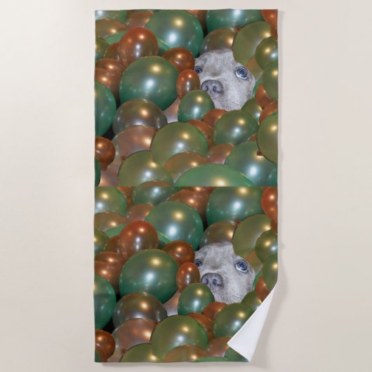 フェストポップ・アートの：風船におもしろいおっきな子犬の ビーチタオル (正面)