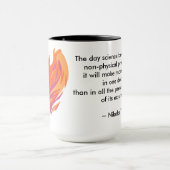 フェニックスの鳥のアートワークが付いているTeslaの引用文のマグ マグカップ (中央)