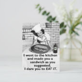 フェミおもしろいニストが私をサンドイッチにする ポストカード (スタンド正面)