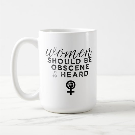フェミニストのための面白い「女性は猥褻で聞かれるべき」 コーヒーマグカップ (左)