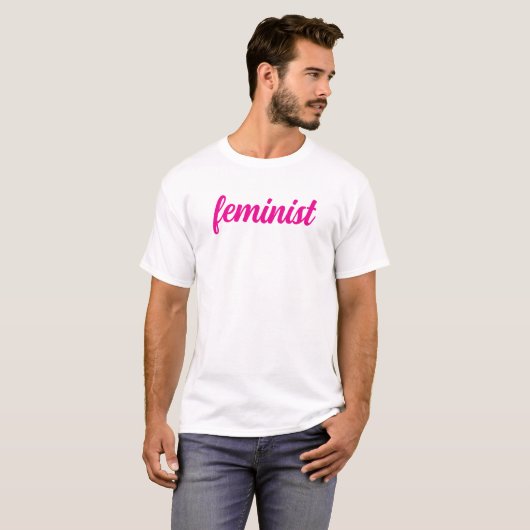 フェミニストのホットピンクのテキスト Tシャツ (正面フル)