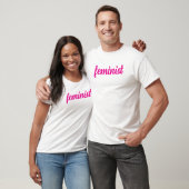 フェミニストのホットピンクのテキスト Tシャツ (ユニセックス)