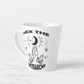 フェミニストの魔女、家父長制を16進 カフェラテマグ (左アングル)