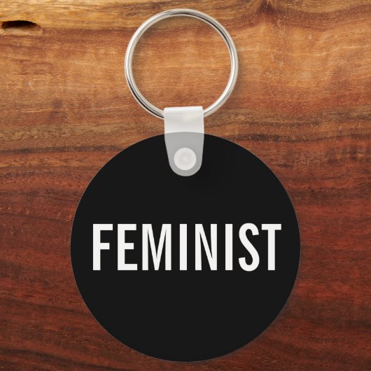 フェミニストはっきりした、黒キーチェーンの白文字 キーホルダー (正面)