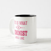 フェミニストは二音コーヒーに見える ツートーンマグカップ (正面左)