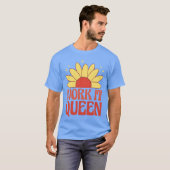 フェミニストを掲げるクイーンのフレーズ 友達へのギフト Tシャツ (正面フル)