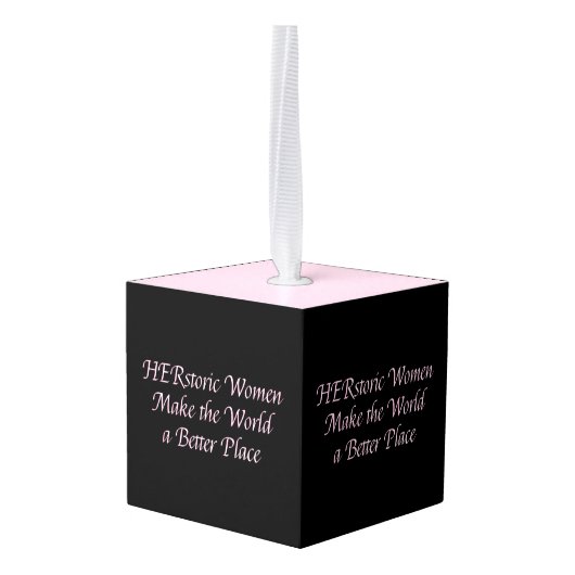 フェミニストピンクガーリーフェミニズム引用文 – 歴史 キューブオーナメント (裏面アングル)