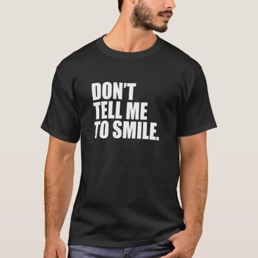 フェミニズムスマイルのエンパワーメに言うな Tシャツ (正面)