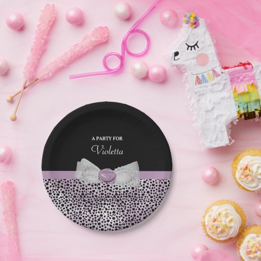 フェミニンな紫色のチータのプリントのガーリーな弓パーティーの名前 ペーパープレート (パーティー)