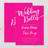 フェミニンピンクの白いベル スクリプト レズビアン ウェディング 招待状 (正面/裏面)