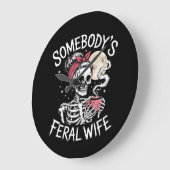 フェラルおもしろいコーヒー愛好家のスカルジョークを飲む ラージ壁時計 (傾斜)