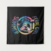 フェラルガールサマーオポッサム絞り染めラクーン タペストリー (正面(横))