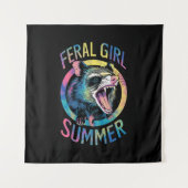 フェラルガールサマーオポッサム絞り染めラクーン タペストリー (正面)