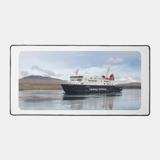 フェリーがPort Askaig, Islay Scotlandに接近 デスクマット (正面)