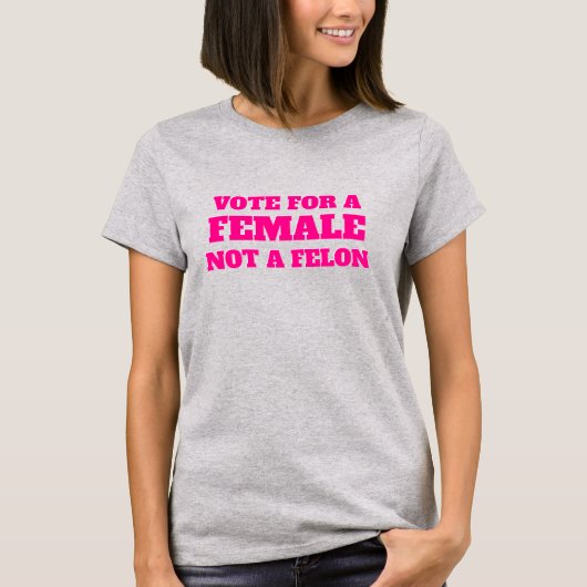 フェロンピンクとホワイトではない女性に投票 Tシャツ (正面)