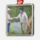 フェンシングを渡る手を揺すっている牧場主 メタルオーナメント (左)