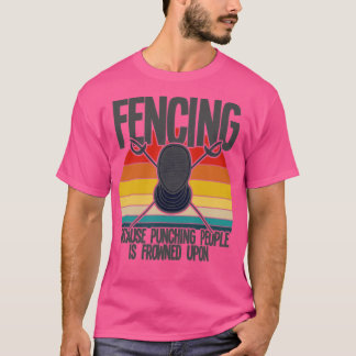 フェンシングフェンシング人を殴るのは眉をひそめる Tシャツ