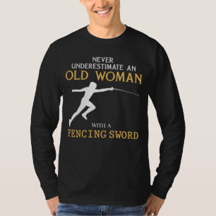 フェンシングプログラニー – 彼女のポイントを過小評価しない Tシャツ