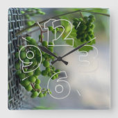 フェンスからの脱出 スクエア壁時計 (正面)