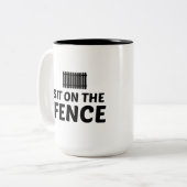 フェンスに座る ツートーンマグカップ (正面左)