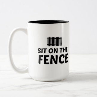 フェンスに座る ツートーンマグカップ