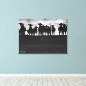 フェンスに沿った白黒の牛 キャンバスプリント (インサイチュ (ウッドフロア))