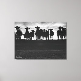 フェンスに沿った白黒の牛 キャンバスプリント