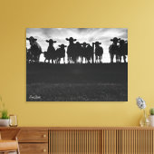 フェンスに沿った白黒の牛 キャンバスプリント (インサイチュ (リビング))