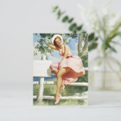 フェンスに風に吹かれたピンナップ ポストカード (スタンド正面)