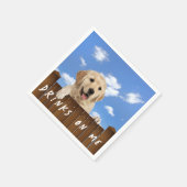 フェンスの上のゴールデンレトリバー スタンダードカクテルナプキン (角)