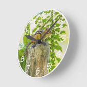 フェンスの上のチムンク ラウンド壁時計 (傾斜)