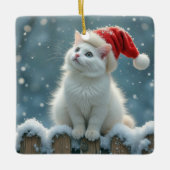 フェンスの上の白いクリスマス猫 セラミックオーナメント (正面)