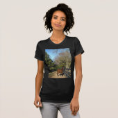 フェンスの前の茶色の馬 Tシャツ (正面フル)