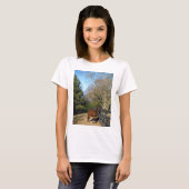 フェンスの前の茶色の馬 Tシャツ (正面フル)