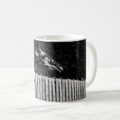 フェンスの後ろのキリン黒白 コーヒーマグカップ (正面右)