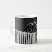 フェンスの後ろのキリン黒白 コーヒーマグカップ (正面左)