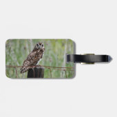 フェンスの支柱に座ってプエオ ラゲッジタグ (裏面横)